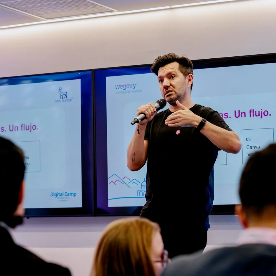 Ernesto Jara capacitando a un equipo de marketing en Novo Nordisk